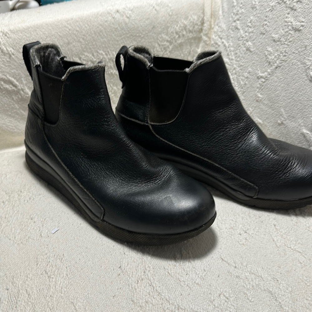 Kuru ankle height boots; all leather, black